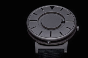 Imágen de un Reloj de titanio de la serie Eone Bradley de color negro con las marcas en otra tonalidad de negro más intensa.
