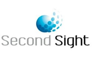 Imagen en la que se observa el logotipo de la compañía Second Sight Medical, compuesto por una esfera azul de la cual, por uno de sus laterales, emergen tres filas de pequeños puntos azules que circunvalan la esfera. Debajo de este dibujo, aparece el nombre de Second Sight.