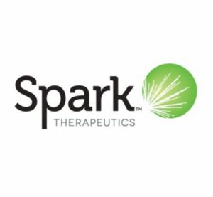 Imagen del logotipo de la empresa Spark Therapeutics, creadora de la terapia génica Luxturna. El logotipo está compuesto por la palabra Spark, a su derecha hay una esfera de color verde de la cual desde su borde inferior izquierdo surge un destello blanco en forma de estrella, y Debajo de todo eso, se haya la palabra Therapeutics. El fondo es completamente blanco y las palabras de color negro.