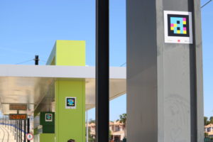 Imagen en la que aparece una de las paradas del Tranvía de Murcia con etiquetas del sistema NaviLens colocadas en distintas ubicaciones.