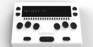 Imagen del anotador Braille Me. El dispositivo es muy portátil, de color blanco con las teclas y botones negros. En la parte superior de su superficie se encuentra la línea Braille de 20 celdas. Debajo de cada una de estas celdas hay una tecla/cursor de movimiento, y a ambos extremos hay dos teclas de navegación de páginas. Más abajo de los 20 botones de cursor de la línea Braille hay seis teclas de estilo Perkins ubicadas de forma ergonómica. Y debajo de éstas hay otras tres teclas, una más alargada en el centro y una a cada lado. Entre estas tres últimas teclas y las seis teclas estilo Perkins aparece el nombre de Innovision.