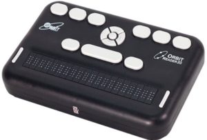 Imagen del anotador Braille Orbit reader 20. El dispositivo es muy portátil, de color negro, con las teclas y botones blancos. En su superficie, en la parte superior, encontramos el teclado estilo Perkins con seis teclas. Debajo de éstas, hay una fila con otras 3 teclas, compuesta por el punto 7, la barra espaciadora más ancha y el punto 8. Las teclas de los puntos 7 y 8 son ovaladas y algo más pequeñas que las de los otros 6 puntos braille. Justo por encima de la tecla de la barra espaciadora, entre ésta y las seis teclas estilo Perkins, hay una cruceta de desplazamiento de forma circular con cuatro flechas de dirección y un botón de selección redondo en el centro. A ambos lados de esta cruceta se encuentran serigrafiados a la izquierda el logotipo de Orbit y a la derecha el nombre de Orbit Reader 20. Finalmente, debajo de la fila de tres teclas donde se encuentra la barra espaciadora, se encuentra la línea braille dinámica de 20 celdas, y a ambos extremos de ésta hay una barra vertical dividida, que son los botones de desplazamiento izquierdo y derecho empleados para avanzar y retroceder durante la lectura.