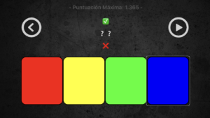 Imagen de la pantalla del juego MasterBrain en la que aparecen cuatro botones en horizontal de diferentes colores, el botón play en la parte superior derecha, botón salir en la parte superior izquierda y varios emoticonos en el centro.