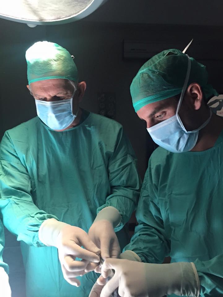 Los doctores Azumendi con su equipación sanitaria en plena intervención.