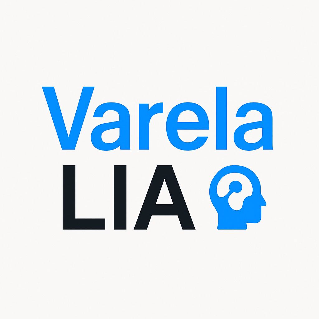 

La imagen del logotipo de Varelalia presenta un diseño minimalista y moderno compuesto por texto y un icono: la palabra “Varela”, en tipografía sans serif y color azul brillante, aparece en la parte superior transmitiendo frescura y dinamismo, mientras que debajo se lee “LIA” en mayúsculas negras, aportando contraste y seriedad; a la derecha se incluye la silueta azul de un perfil humano con un esquema interno que recuerda a un circuito o conexión neuronal, evocando la inteligencia artificial y la mente humana; todo ello sobre un fondo blanco liso que resalta los elementos y refuerza la identidad tecnológica e innovadora de la marca.

