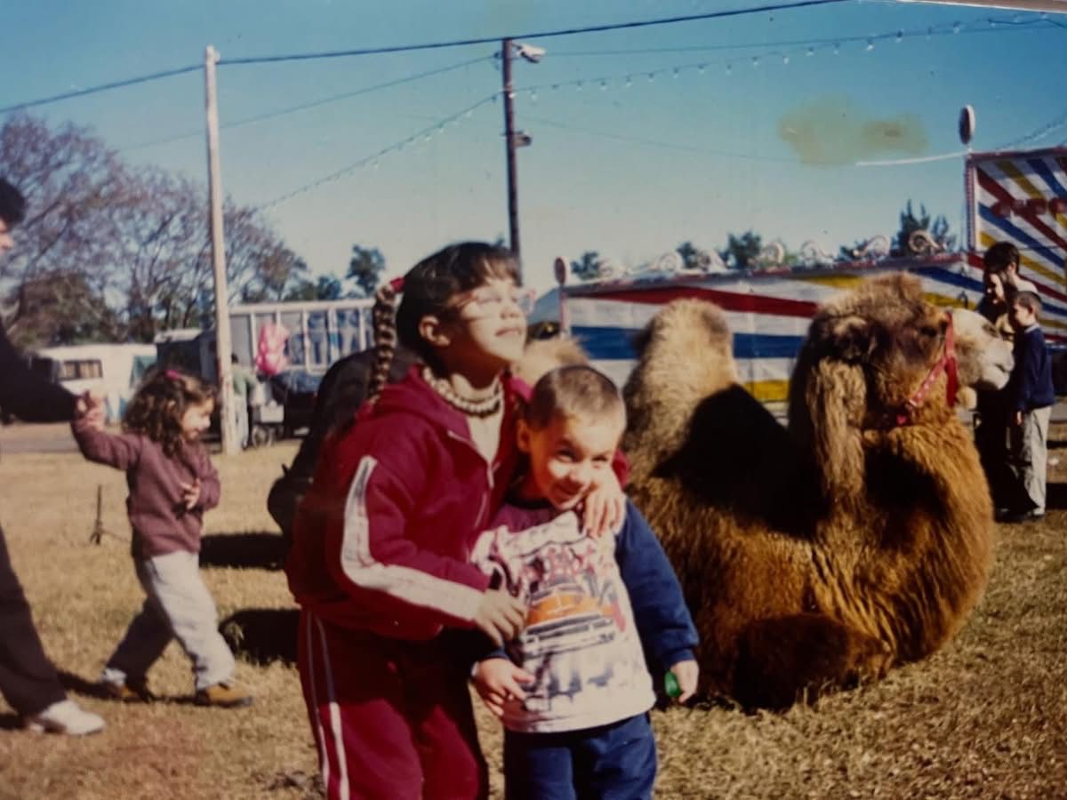 Maga y su hermano Maxi de pequeños en el circo junto a un dromedario