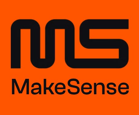 Imagen de un Logotipo negro estilizado con las letras “MS” de diseño geométrico y el texto “MakeSense” debajo, todo sobre un fondo naranja intenso de estilo corporativo.